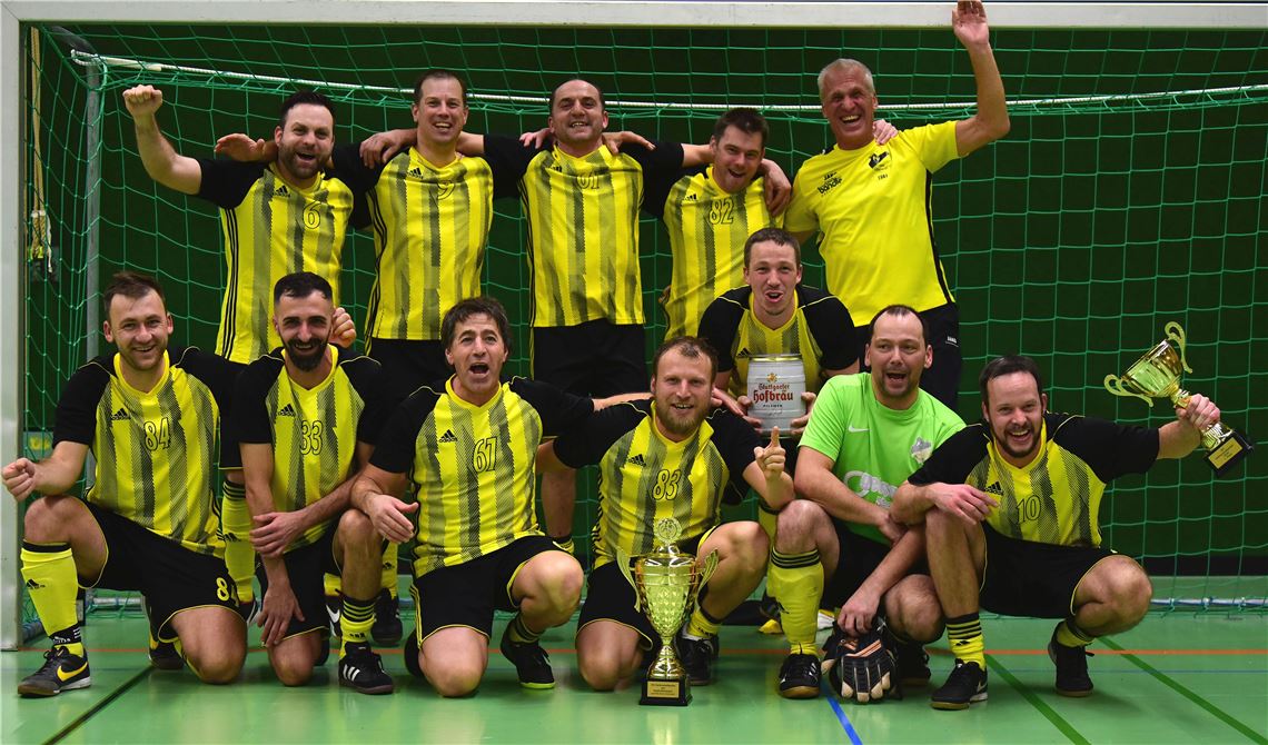 In Feierlaune: Die Lienzinger Seriensieger nach der Pokalübergabe.