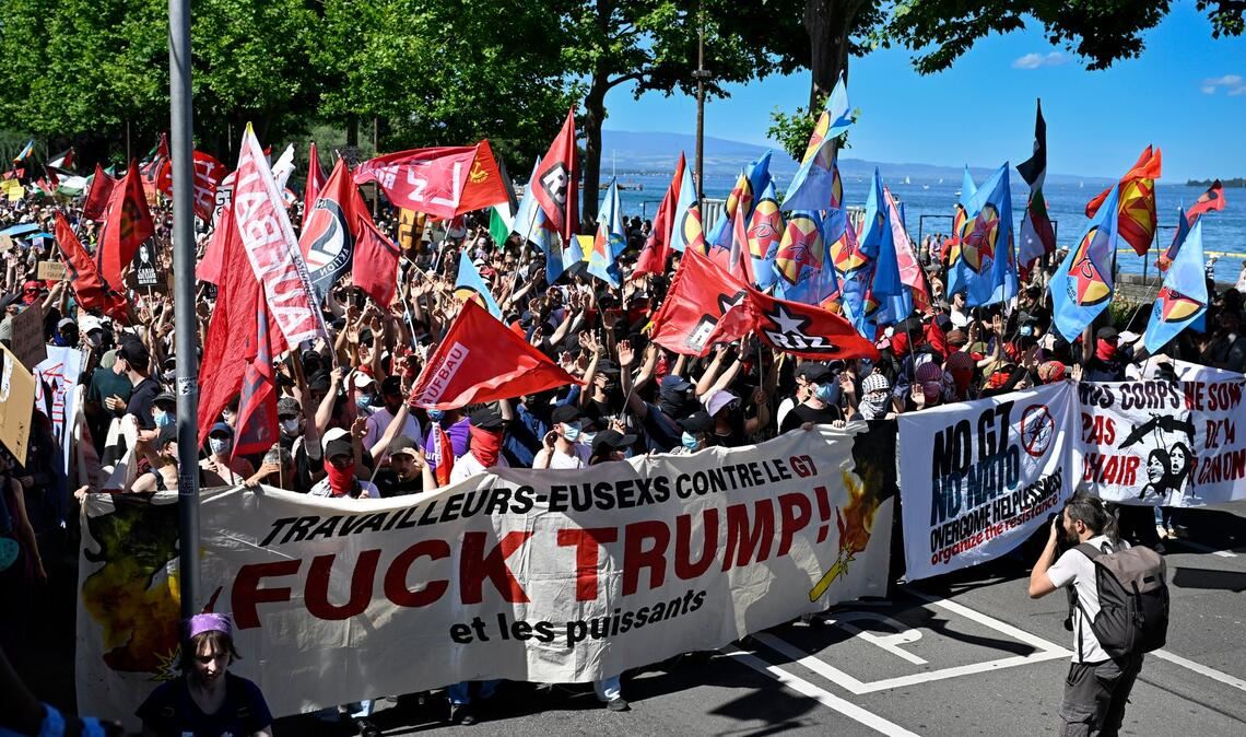 In Frankreich dürfen die G7-Gegner nicht protestieren, so weichen sie auf die Schweizer Seite des Genfersees aus.