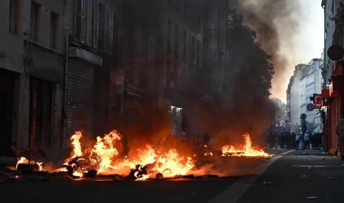In Frankreich ist es zu heftigen Ausschreitungen gekommen.