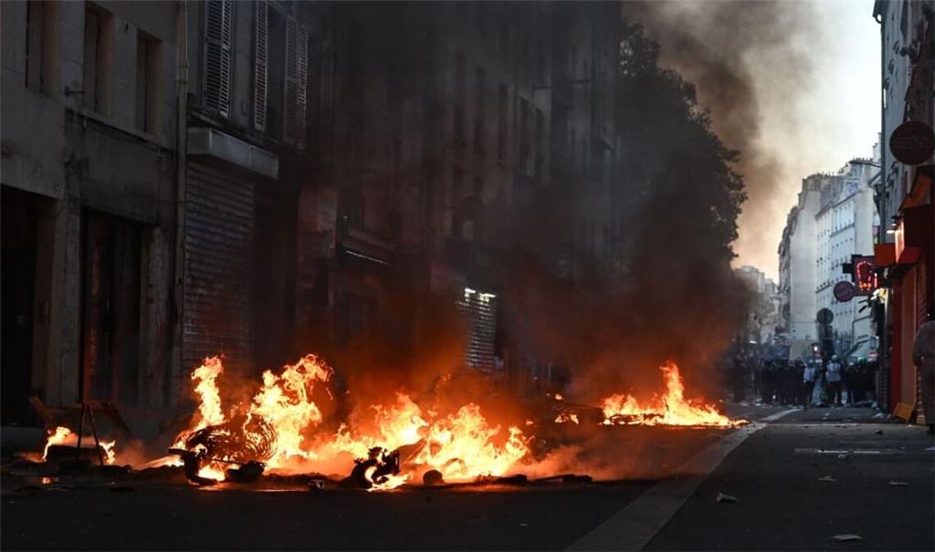 In Frankreich ist es zu heftigen Ausschreitungen gekommen.
