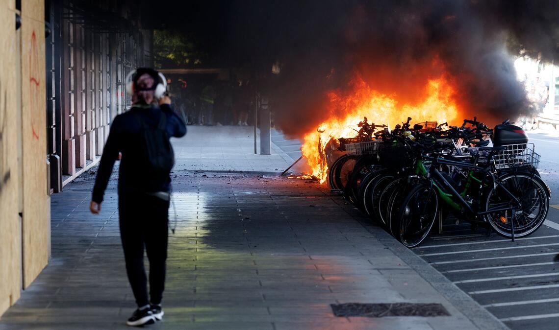 In Genf geht bei Demonstrationen gegen den G7-Gipfel im französischen Évian ein Auto in Flammen auf.