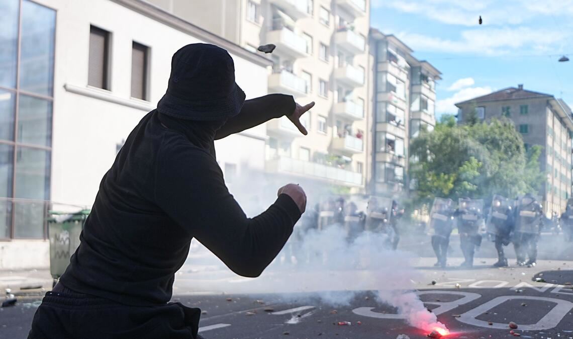In Genf kommt es bei Protesten gegen den G7-Gipfel in Évian zu Auseinandersetzungen zwischen Demonstranten und der Polizei.