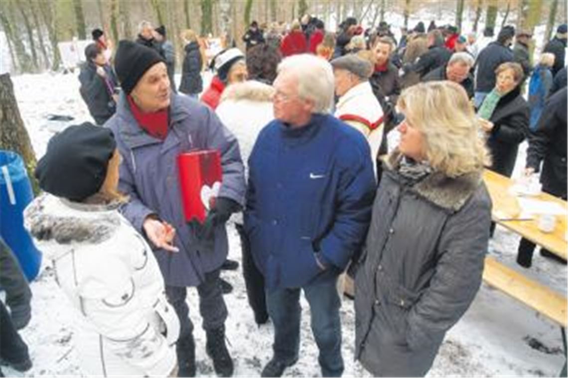 In Gesprächen erlebt Wolfgang Kwiatkowski (2. v. li.) große Resonanz und Unterstützung von den Besuchern des Glühweinfestes des Illinger Schwäbischen Albvereins. Foto: Fotomoment