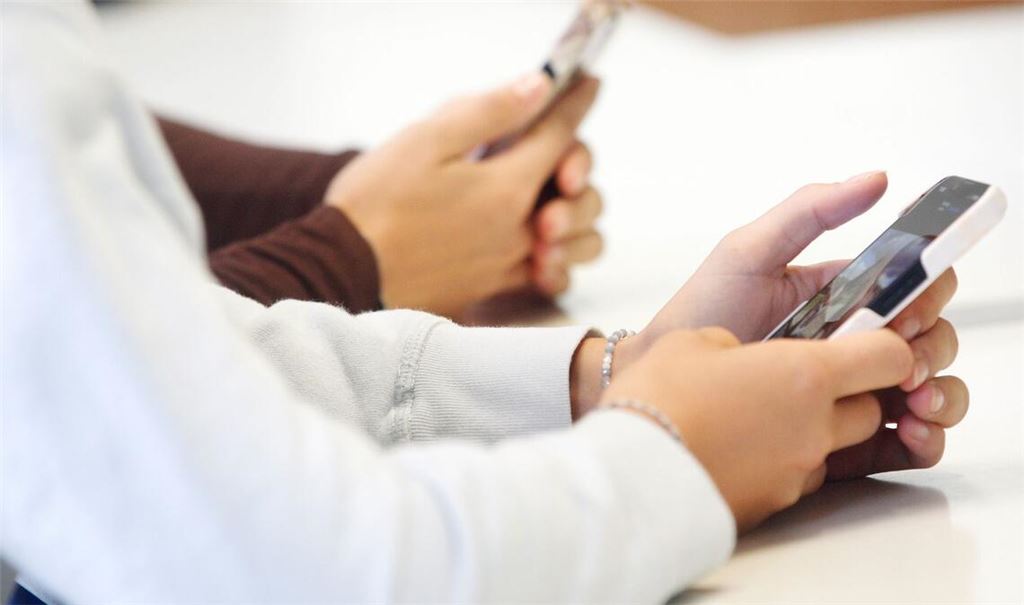 In Großbritannien gelten strikte Regeln zur Handynutzung an Schulen - doch es soll noch weiter gehen. (Symbolbild)