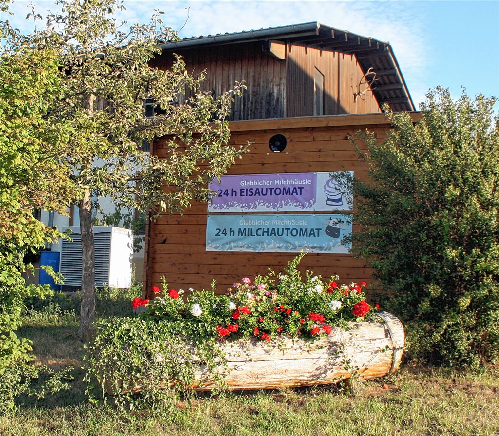 In Großglattbach bietet ein Bauernhof jetzt die Möglichkeit, frische Milch und Speiseeis aus Automaten zu beziehen.privat