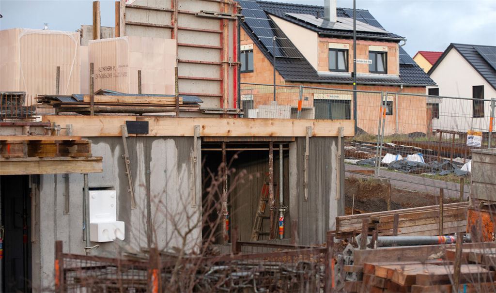 In Großglattbach wird gebaut – aber die Stimmung in der Branche hat sich laut Kreishandwerkerschaft eingetrübt. Symbolbild: Fotomoment