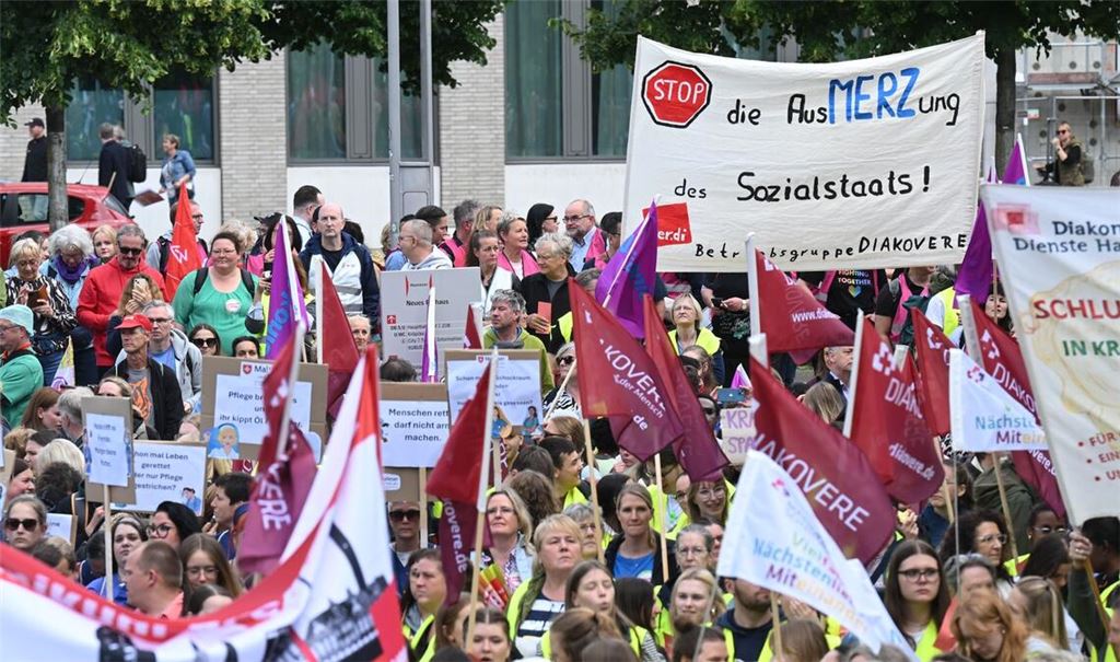 In Hannover protestierten mehrere Tausend Menschen gegen die Gesundheitsreform.