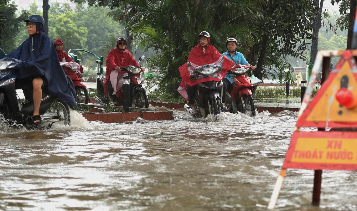 In Hanoi bahnten sich viele Motorradfahrer ihren Weg durch die Wassermassen.