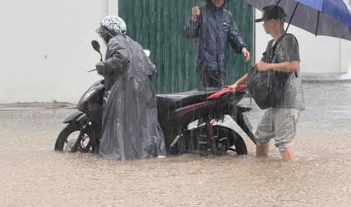 In Hanoi standen viele Straßen unter Wasser.