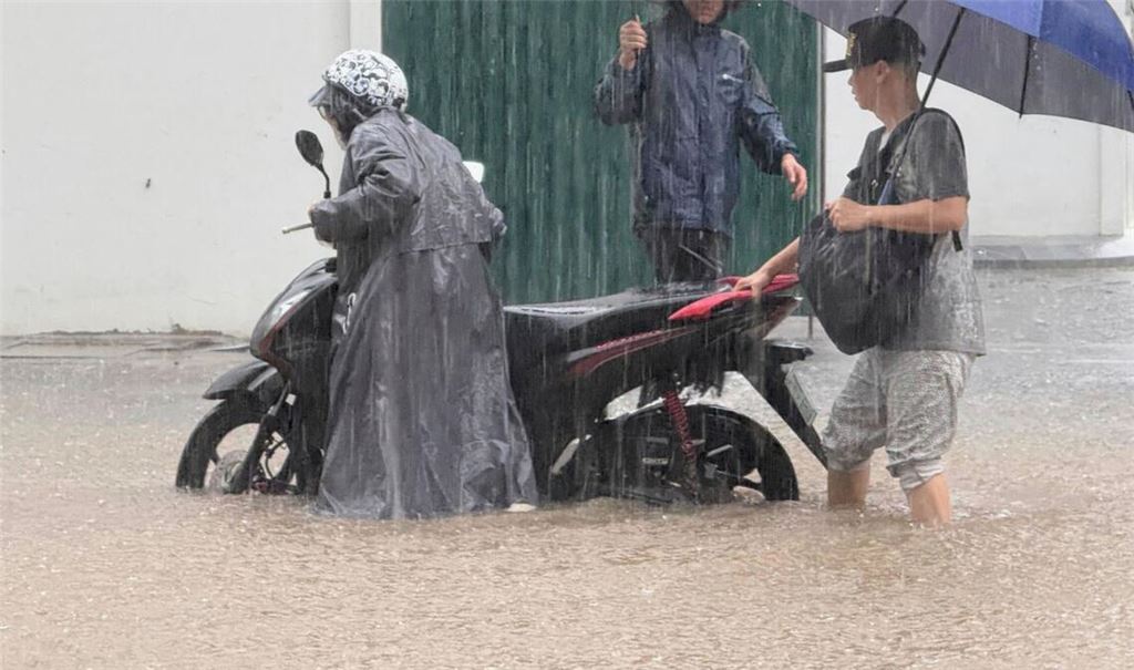 In Hanoi standen viele Straßen unter Wasser.
