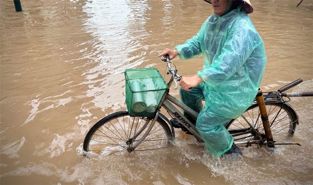 In Hanoi waren viele Straßen völlig überflutet.