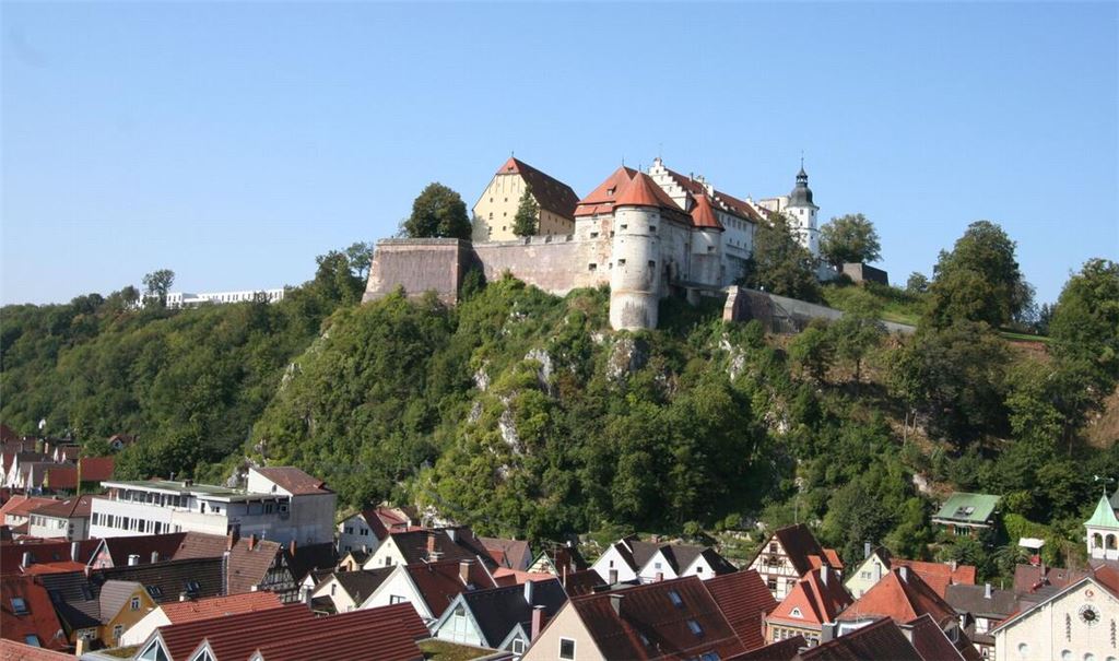 In Heidenheim am Fuße von Schloss Hellenstein gibt es Ärger im Bezug auf nicht öffentliche Ratssitzungen.