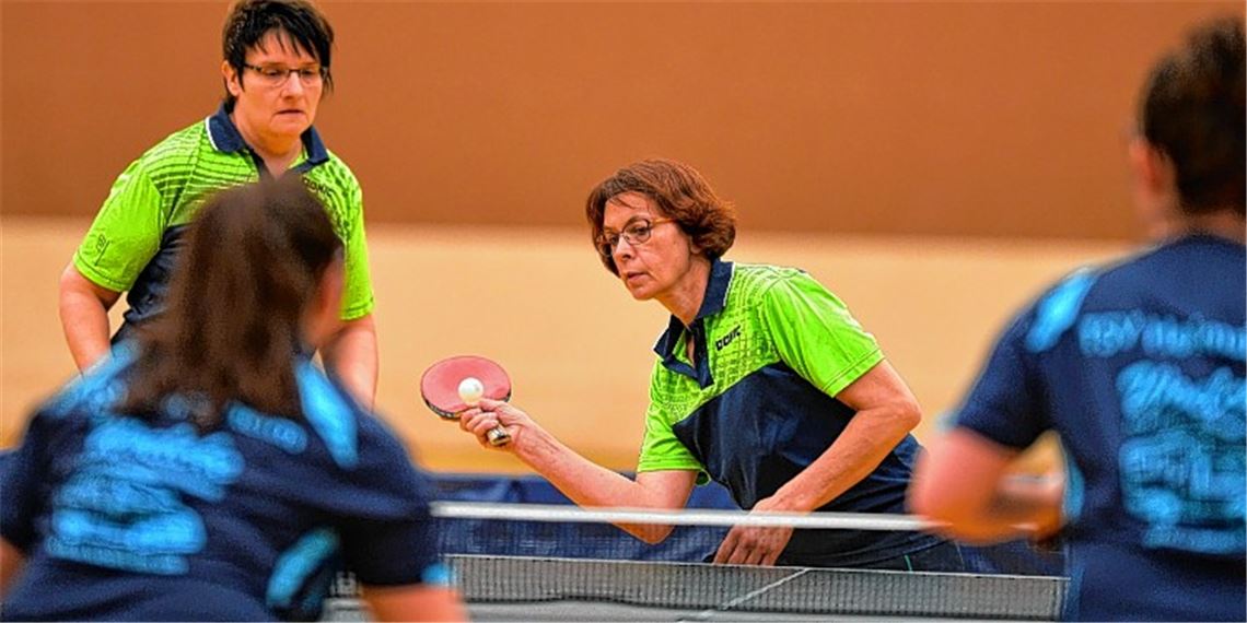 (Nichts) Neues im Abstiegskampf In Heimsheim ohne Chance: Maike Westermann (am Ball) und Karin Renner.