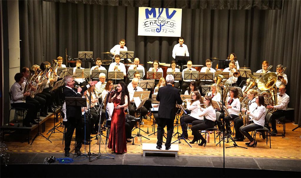 In Hochform: Das große Blasorchester des Musikvereins Enzberg begeistert – unterstützt von zwei Gesangssolisten – die Gäste beim Neujahrsempfang der Stadt Mühlacker. Foto: Bastian