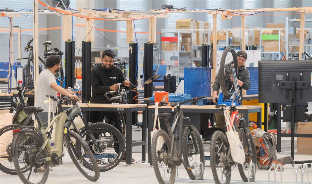 In Illingen sind im weltweit größten Aufbereitungszentrum für E-Bikes der Firma Upway zunächst 15 Beschäftigte am Start. Die Zahl soll auf 200 steigen. Fotos: Fotomoment