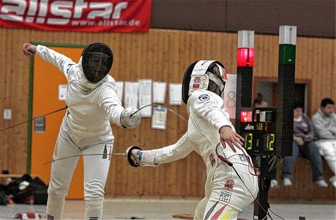 In Illingen wird erneut Fechtsport auf hohem Niveau geboten: Das Foto zeigt die Titelverteidigerin Isabelle Walz (li.) und Lisa-Sophie Lang im Finalkampf mit dem Degen beim letzten Turnier in der Strombergsporthalle.Archivfoto: Eigner