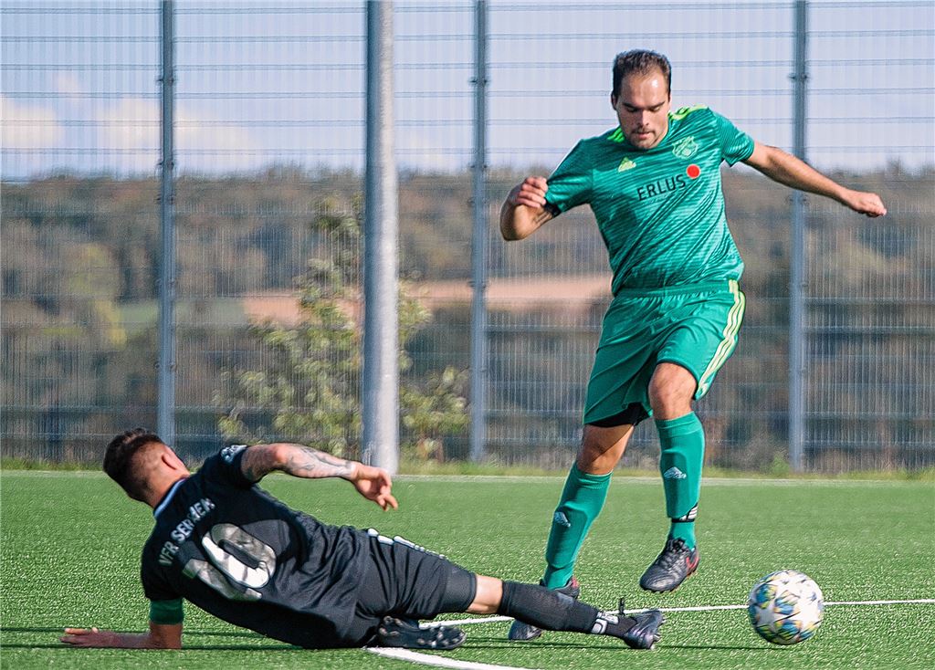 In Iptingen dauert die Partie des SV (grün) gegen Sersheim nur 84 Minuten.Foto: Fotomoment