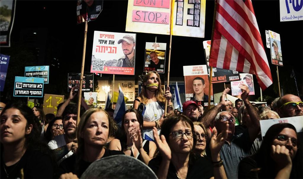 In Israel fordern Zehntausende Menschen die Rückgabe der restlichen toten Geiseln der Hamas.