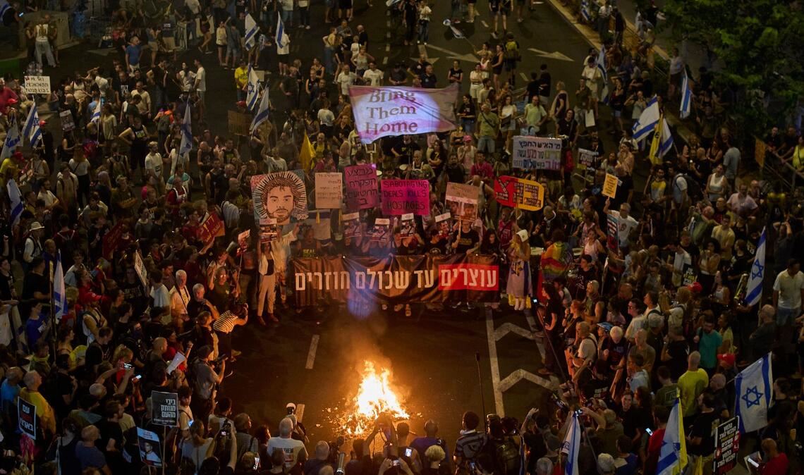 In Israel fordern erneut Tausende Demonstranten eine sofortige Waffenruhe.