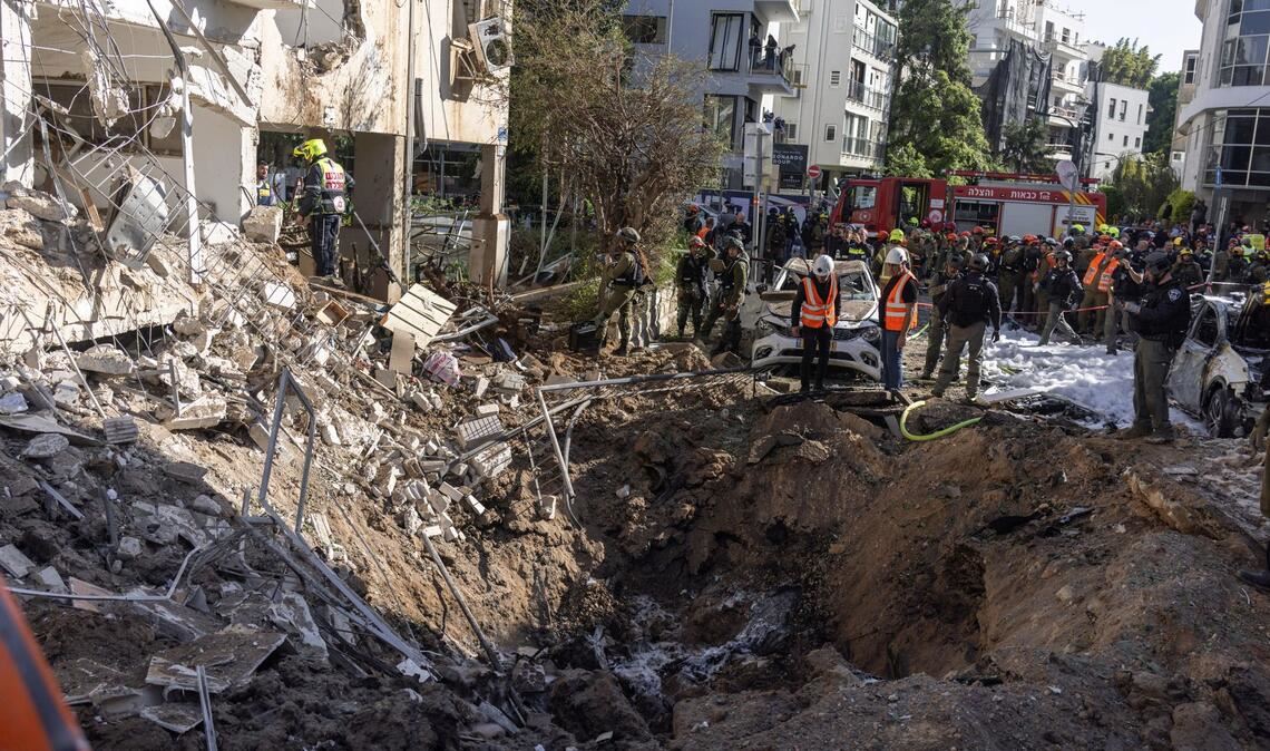 In Israel schlagen weiterhin aus dem Iran abgefeuerte Raketen ein.