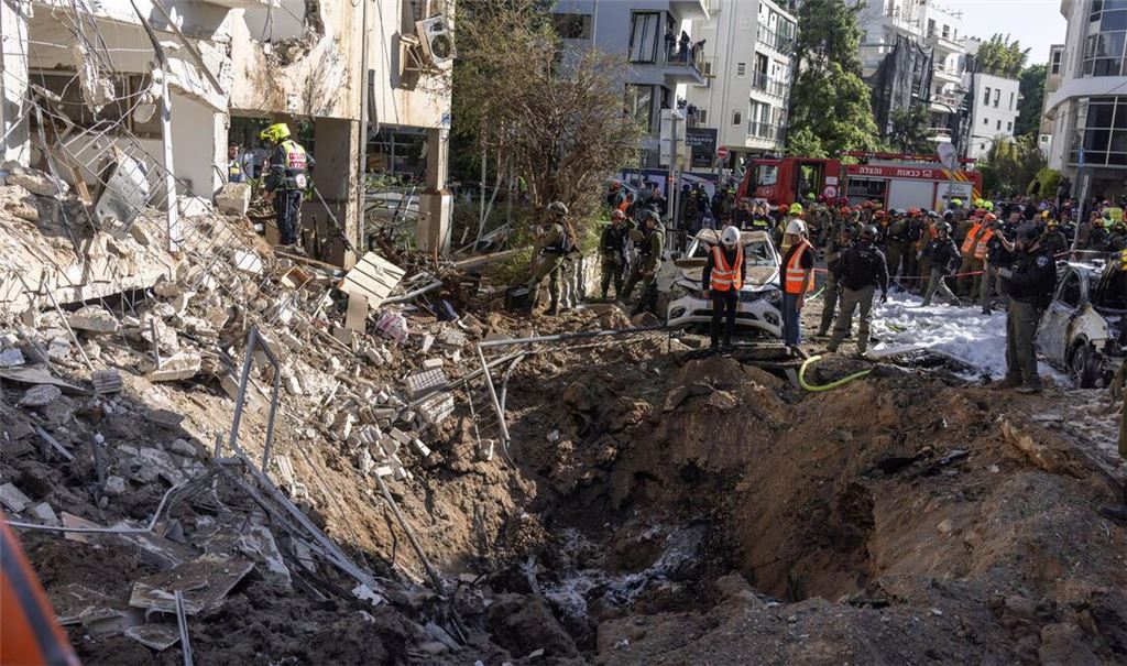 In Israel schlagen weiterhin aus dem Iran abgefeuerte Raketen ein.
