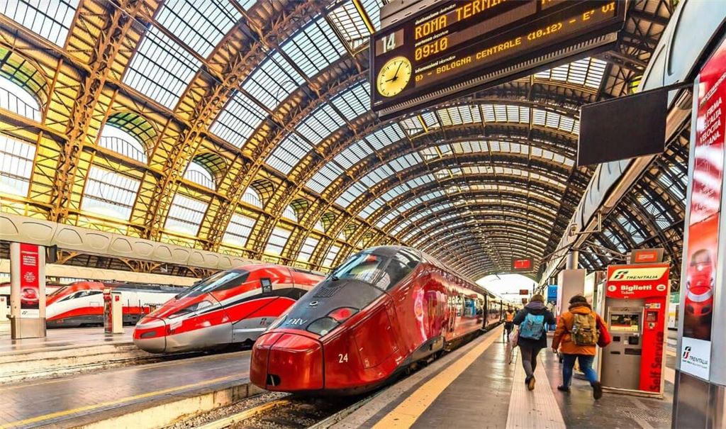 In Italien bereits länger erfolgreich, nun auf dem Sprung nach Deutschland: ein Italo-Fernzug (rechts) im Bahnhof von Mailand