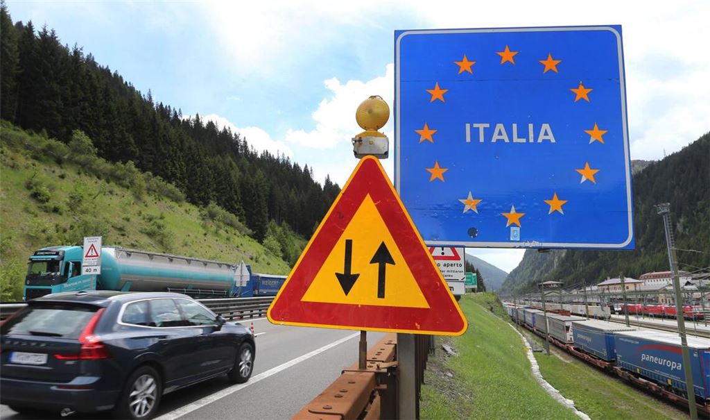 In Italien ist man über das egoistische Verhalten Österreichs nicht amüsiert – auch die Rückreise nach Norden ist übrigens in Gefahr.