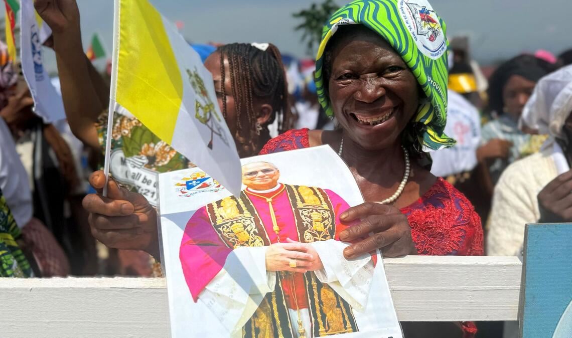 In Kamerun erwarten viele Menschen freudig den Papst.