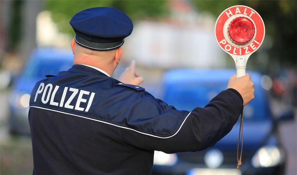 In Karlsruhe läuft zur Zeit ein kurioser Polizeieinsatz. Ein Mann flüchtete vor einer Polizeikontrolle. (Symbolfoto)