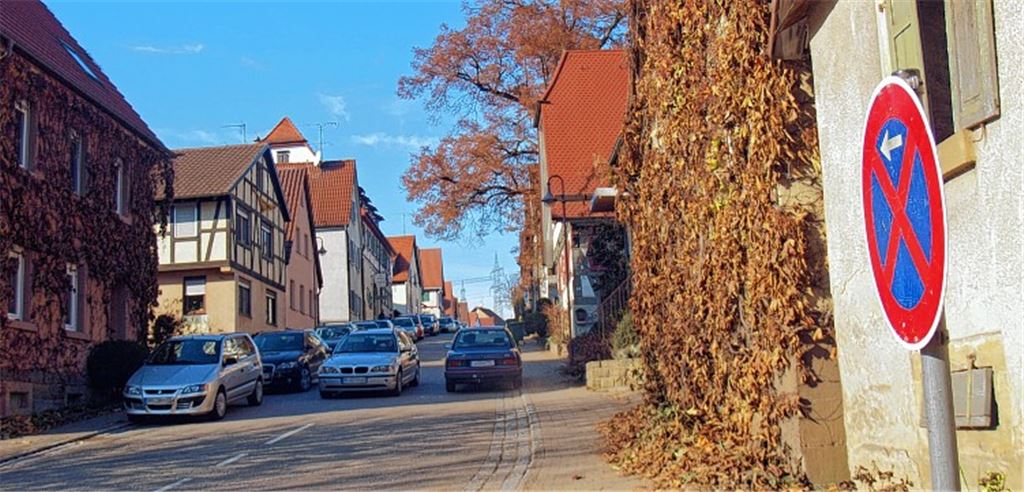 In Kleinvillars ist es oft schwierig, sich einen Weg vorbei an parkenden Autos zu bahnen.
