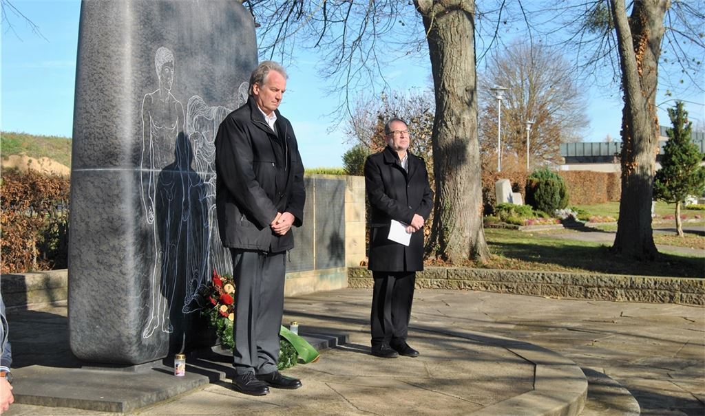 In Knittlingen legte Pfarrer Hans Veit zusammen mit Bürgermeister Heinz-Peter Hopp (li.) am Gefallenen-Ehrenmal den Kranz nieder. Foto: Haller