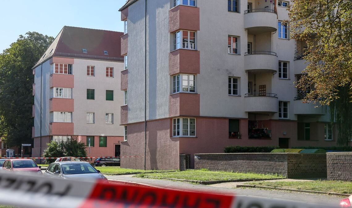 Frau in Leipzig getötet und Kind verletzt In Leipzig wurde eine Frau getötet und ein Kind schwer verletzt.