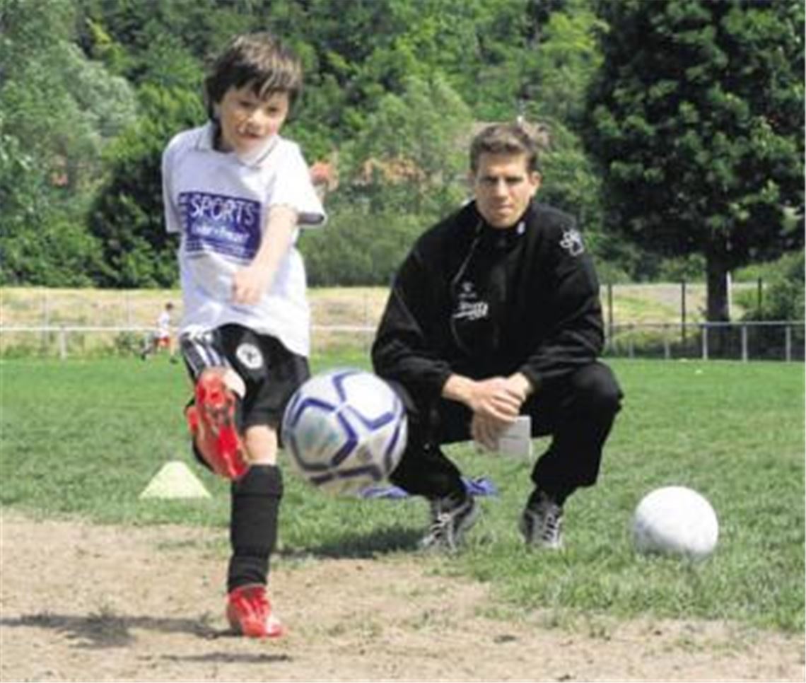In Lomersheim betreibt Sven Fellmann einen Stützpunkt seiner Sportschule und leitet dort immer wieder Jugendfußball-Camps, wie auf dem Bild in den Pfingstferien 2008. Archivfoto: Eigner
