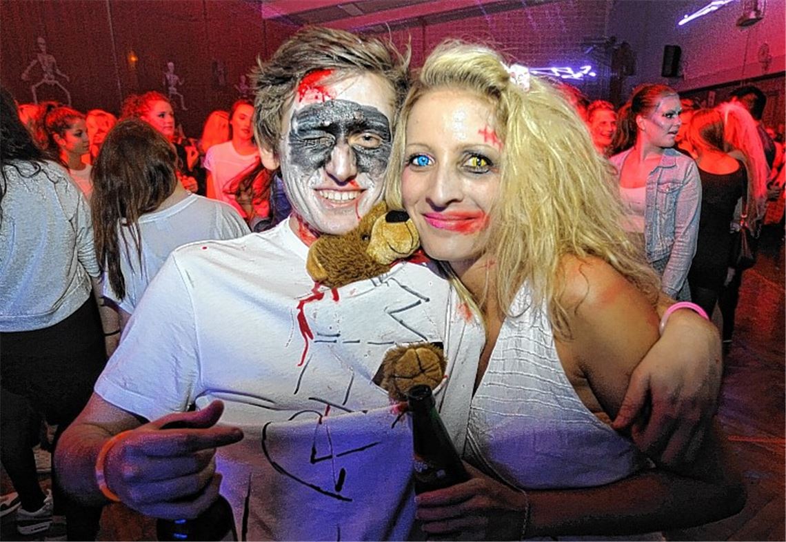 In Lomersheim macht ein junges Publikum die Halloween-Nacht des TSV Phönix zur fröhlichen Party.
