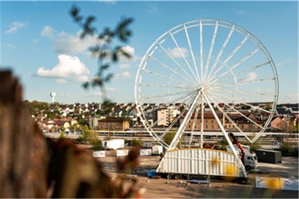 In London oder Paris selbstverständlich, jetzt – zumindest zeitweise – auch in Mühlacker präsent: ein Riesenrad, das einen spektakulären Rundblick verspricht. Fotos: Fotomoment/Disselhoff