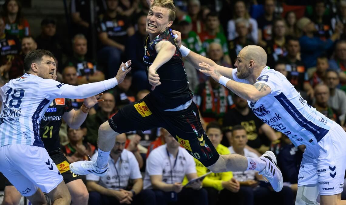 In Magdeburg wird Gisli Kristjansson (SC Magdeburg, M) von Marin Jelinic (SC Pick Szeged, l) und Borut Mackovsek (SC Pick Szeged) angegriffen.