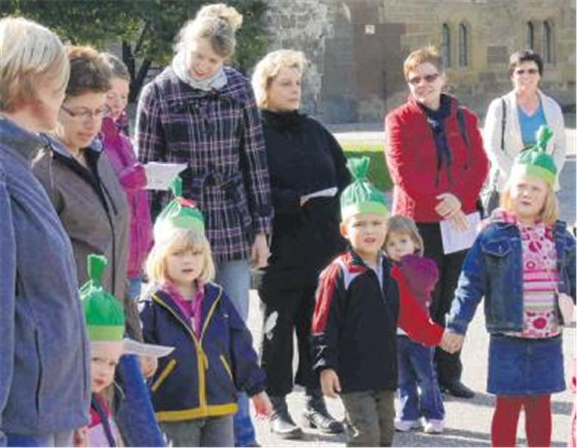 In Maulbronn haben am Montag Groß und Klein miteinander den Weltkindertag zum Thema Teilen gefeiert. Foto: Garhöfer