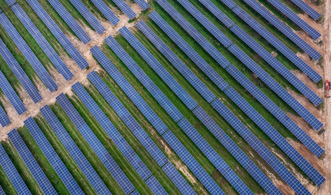 In Mecklenburg-Vorpommern hat Vattenfall 2025 einen Agri-Photovoltaik-Park in Betrieb genommen. Agri-Photovoltaik beschreibt, dass Flächen gleichzeitig für die Landwirtschaft und die Stromerzeugung genutzt werden. (Archivbild)