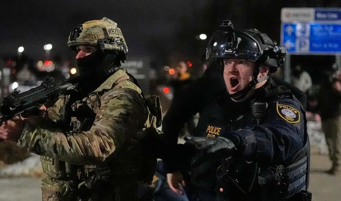 In Minneapolis schoss ein ICE-Beamter auf eine Frau und tötete sie.