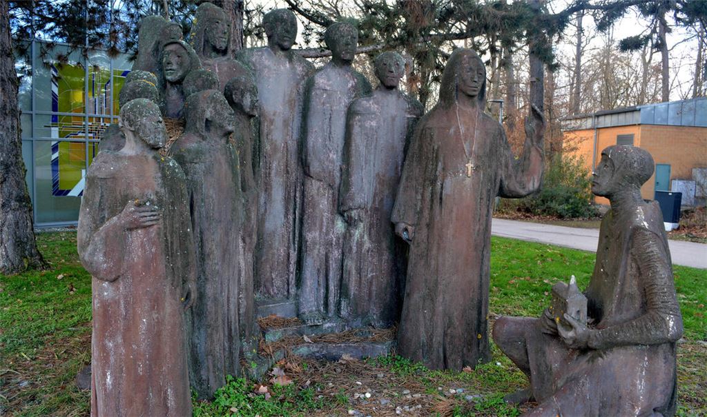 In Mühlacker erinnert dieses Denkmal an die Klosterstiftung durch Walther von Lomersheim, über den Hans Peter Walther im Uhlandbau referiert. Fotos: Stahlfeld