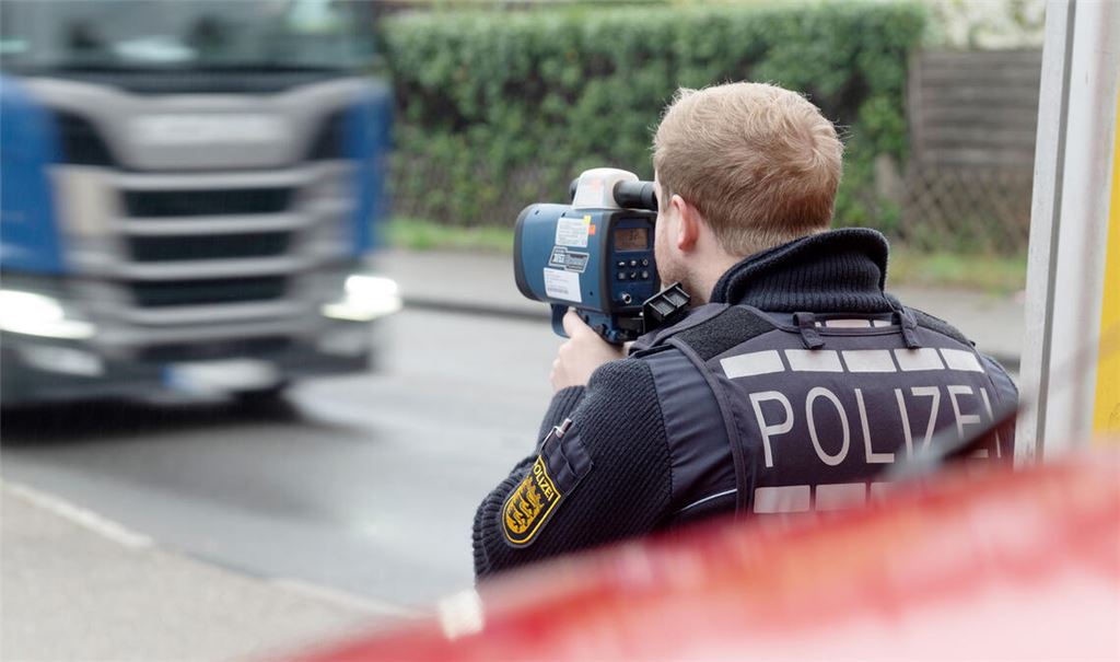 In Mühlacker hat zum Auftakt des Blitzermarathons ein Team der Polizei am Morgen in der Tempo-30-Zone der Lienzinger Straße Position bezogen. Fotos: Fotomoment, Deeg (2)
