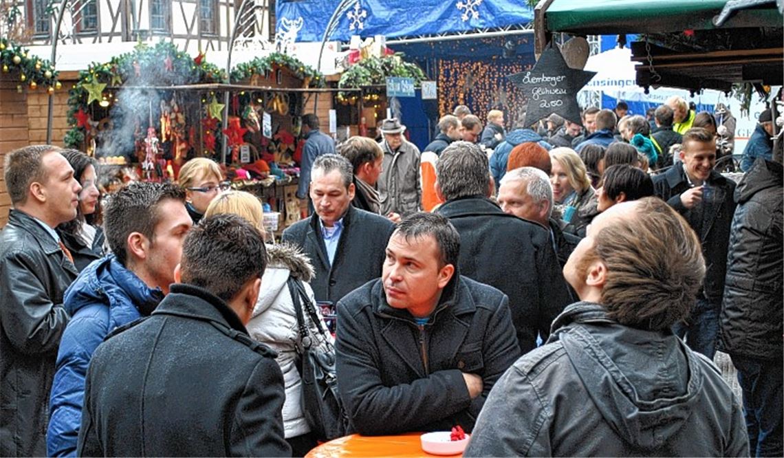 In Mühlacker inzwischen ein beliebtes Modell: Mittagspause auf dem Weihnachtsmarkt – hier eine Momentaufnahme vom Freitag.