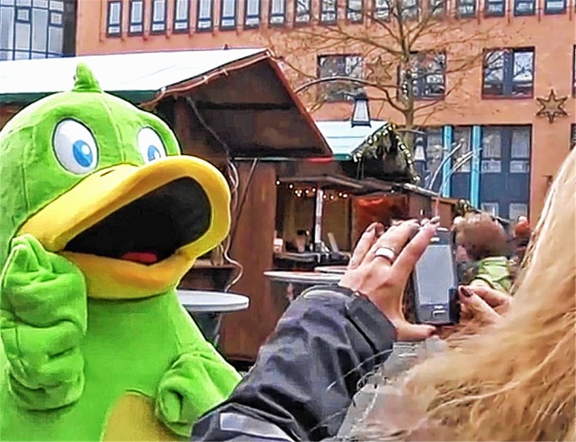 In Mühlacker ist Gartenschaumaskottchen Enzle schon beliebt. Nun soll die Ente auch die Herzen der CMT-Besucher erorbern und für die Enzgärten werben.