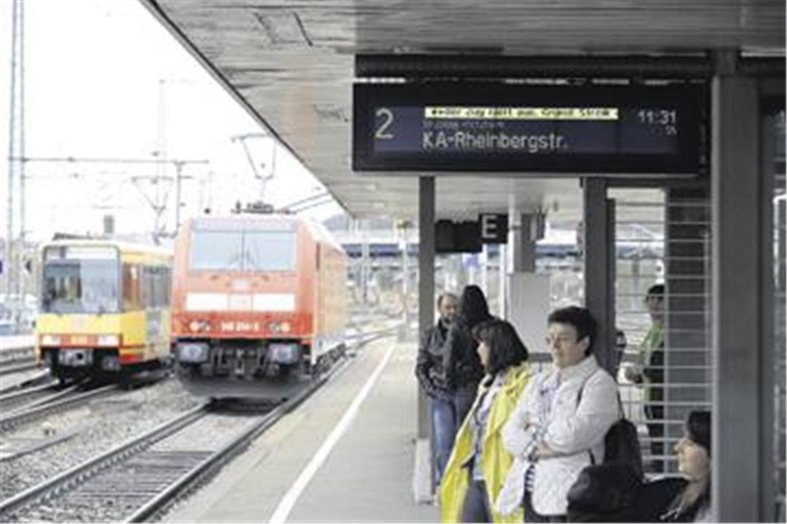 In Mühlacker warten die Fahrgäste vergeblich auf die Stadtbahn nach Pforzheim. Wegen des Streiks der Lokführer sind bereits am Donnerstag die Hälfte aller Verbindungen ausgefallen, und mit ähnlichen Einschränkungen rechnet der Betreiber AVG für den heutigen Freitag. Foto: Fotomoment