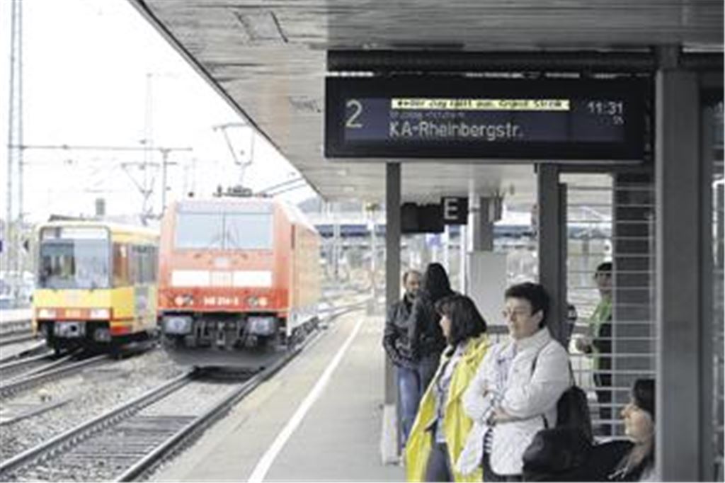 In Mühlacker warten die Fahrgäste vergeblich auf die Stadtbahn nach Pforzheim. Wegen des Streiks der Lokführer sind bereits am Donnerstag die Hälfte aller Verbindungen ausgefallen, und mit ähnlichen Einschränkungen rechnet der Betreiber AVG für den heutigen Freitag. Foto: Fotomoment