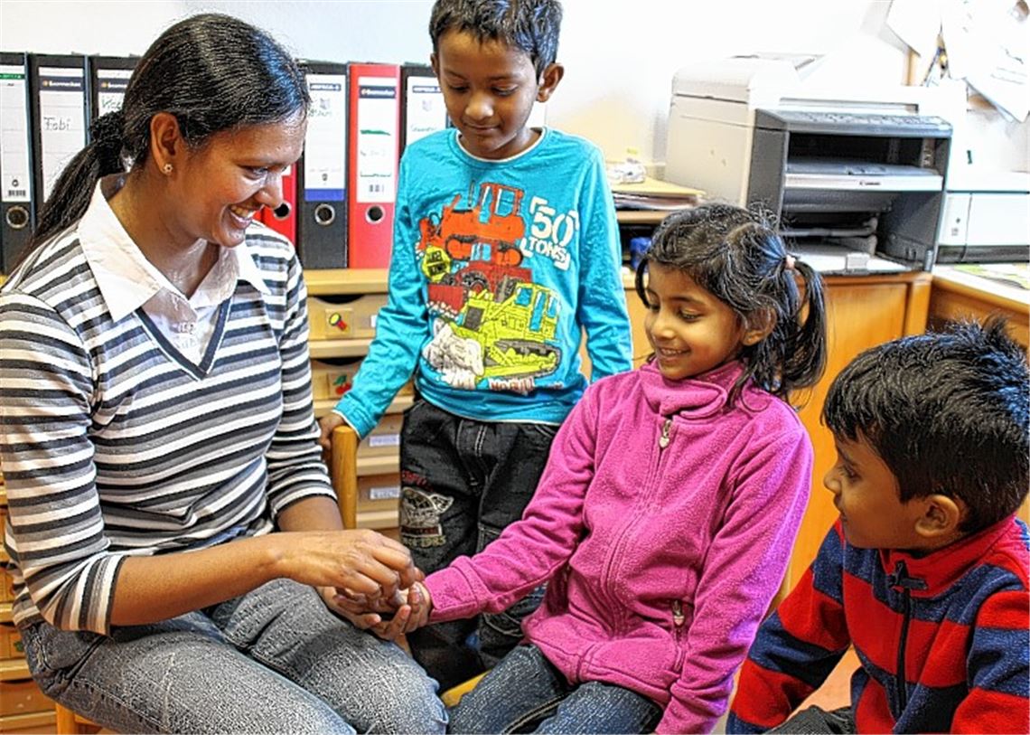 In Mühlacker wird in der Sprachförderung auch auf eine korrekte Muttersprache Wert gelegt. Die Tamilin Srivani Aruthasa übt als Bildungspatin mit Kindern tamilischer Herkunft.