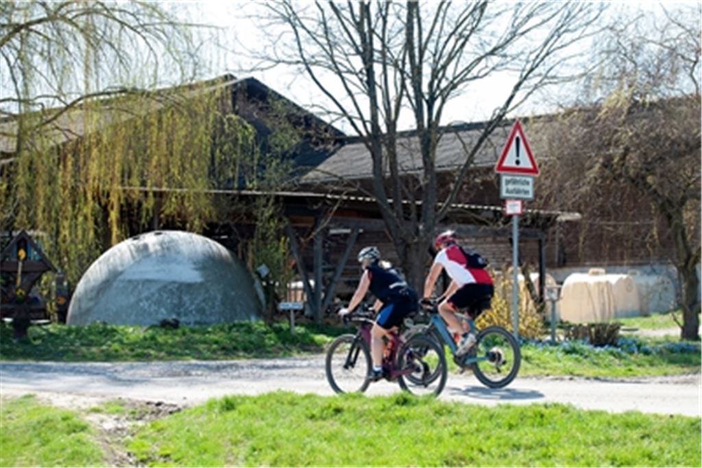 In Mühlhausen quert der Enztalradweg am Bauernhof „gefährliche Ausfahrten“. Foto: Fotomoment