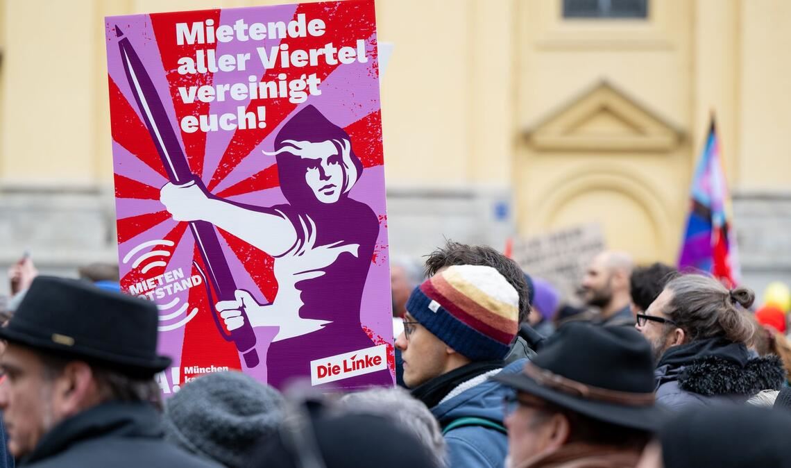 In München und anderen Großstädten formiert sich mittlerweile Widerstand gegen die stetig steigenden Mieten. Anders als Ifo-Präsident Fuest fordern die Demonstranten jedoch eine Verschärfung der Mietpreisbremse. (Archivbild)
