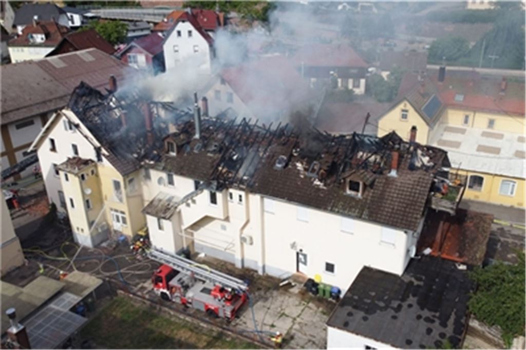 In Neuenbürg sorgt ein Dachstuhlbrand für einen Großeinsatz der Feuerwehr. Fotos: Einsatz-Report 24/Myroshnichenko