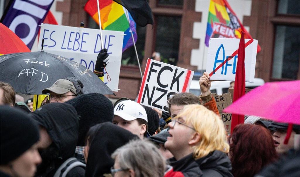 In Nordrhein-Westfalen gab es schon am Sonntag vehementen Protest gegen Auftritte des Thüringer AfD-Landeschefs Björn Höcke.